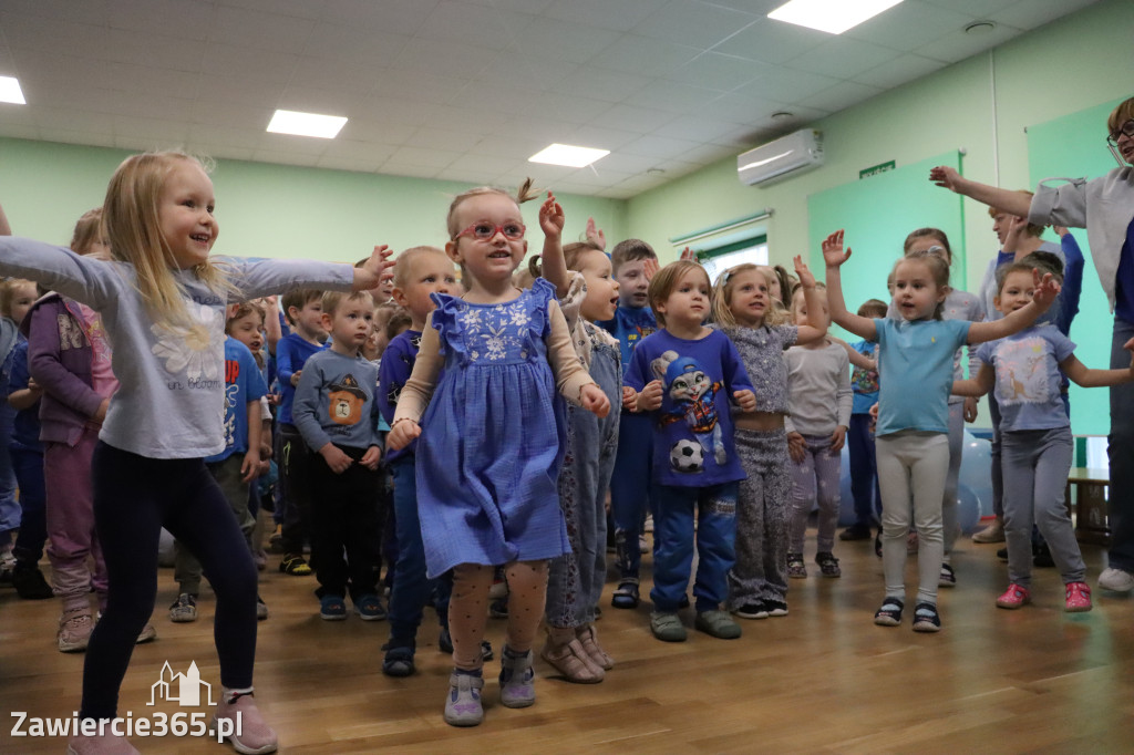 Fotorelacja: NIEBIESKIE IGRZYSKA w Przedszkolu Integracyjnym nr 3 w Zawierciu