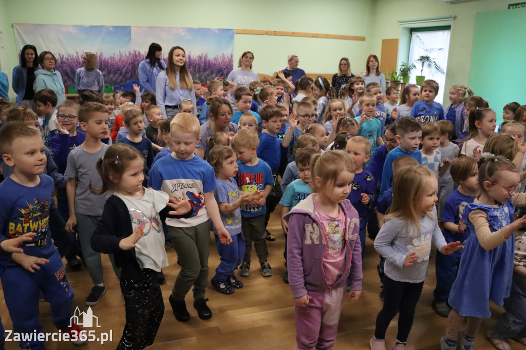 Fotorelacja: NIEBIESKIE IGRZYSKA w Przedszkolu Integracyjnym nr 3 w Zawierciu