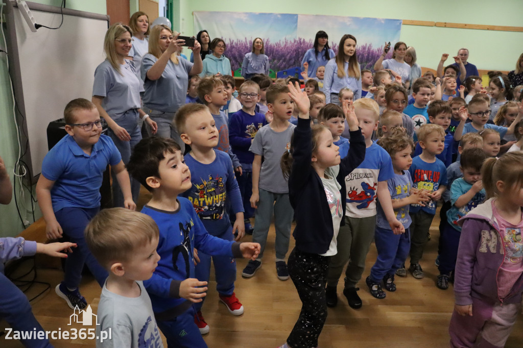 Fotorelacja: NIEBIESKIE IGRZYSKA w Przedszkolu Integracyjnym nr 3 w Zawierciu