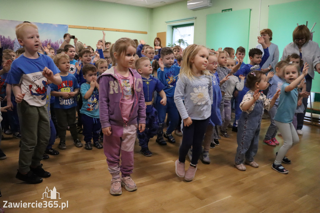Fotorelacja: NIEBIESKIE IGRZYSKA w Przedszkolu Integracyjnym nr 3 w Zawierciu