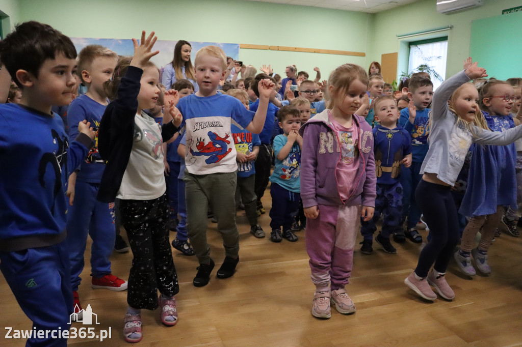 Fotorelacja: NIEBIESKIE IGRZYSKA w Przedszkolu Integracyjnym nr 3 w Zawierciu