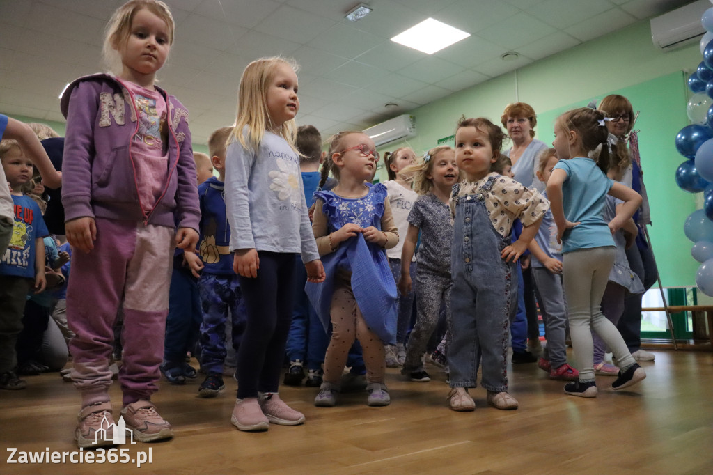 Fotorelacja: NIEBIESKIE IGRZYSKA w Przedszkolu Integracyjnym nr 3 w Zawierciu