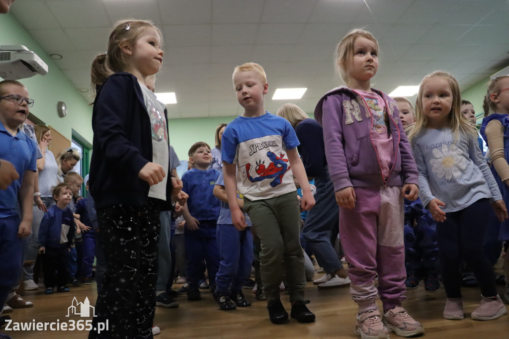Fotorelacja: NIEBIESKIE IGRZYSKA w Przedszkolu Integracyjnym nr 3 w Zawierciu