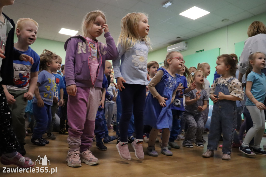 Fotorelacja: NIEBIESKIE IGRZYSKA w Przedszkolu Integracyjnym nr 3 w Zawierciu