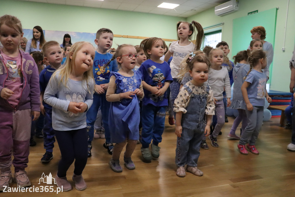 Fotorelacja: NIEBIESKIE IGRZYSKA w Przedszkolu Integracyjnym nr 3 w Zawierciu