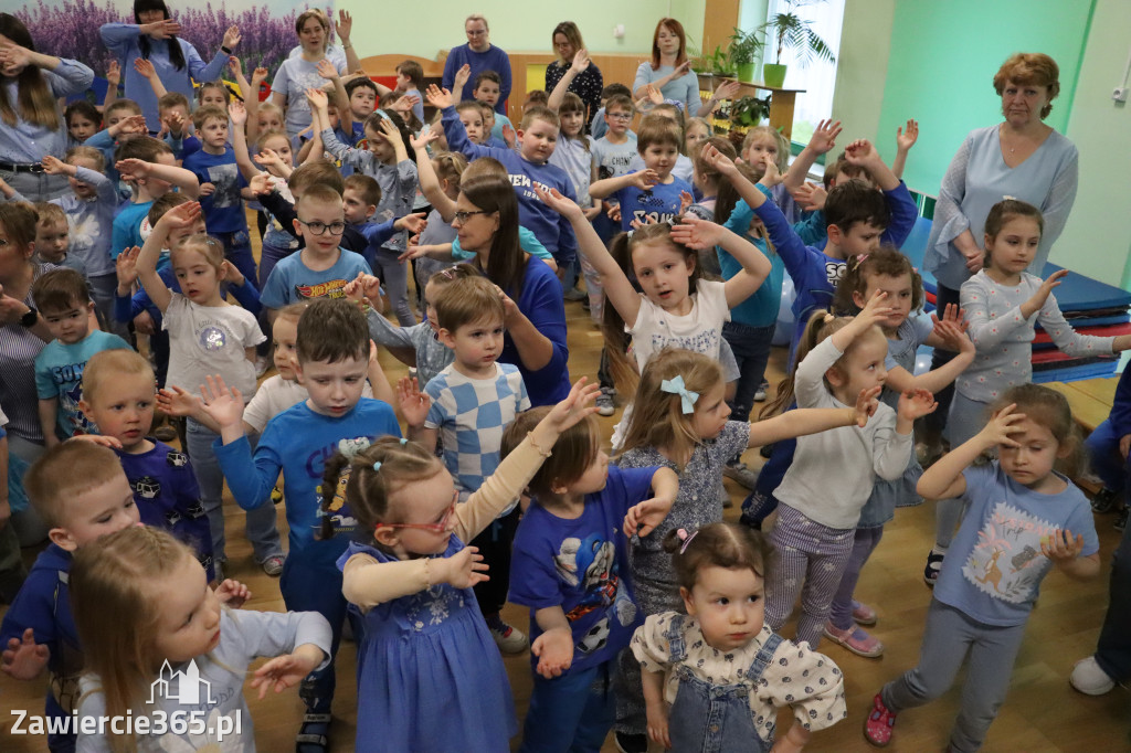 Fotorelacja: NIEBIESKIE IGRZYSKA w Przedszkolu Integracyjnym nr 3 w Zawierciu