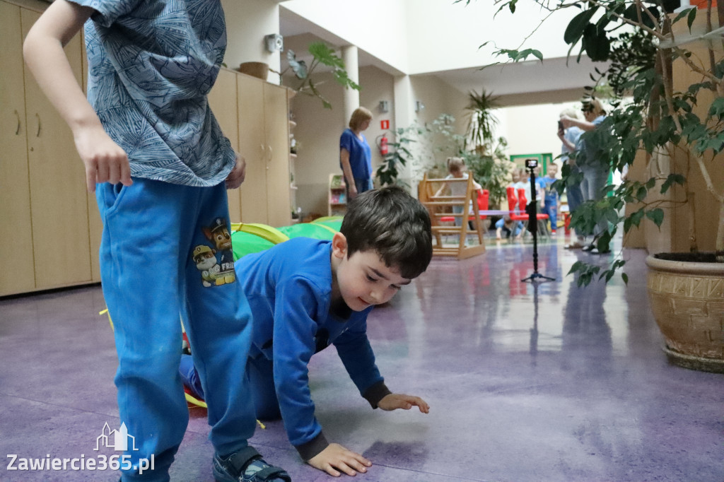 Fotorelacja: NIEBIESKIE IGRZYSKA w Przedszkolu Integracyjnym nr 3 w Zawierciu