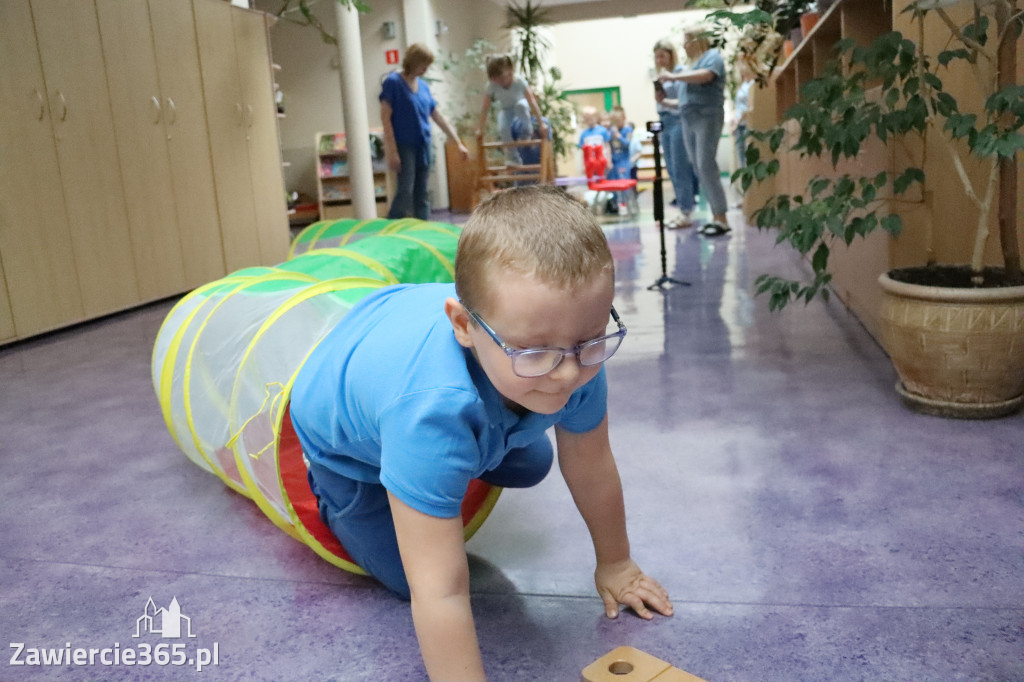 Fotorelacja: NIEBIESKIE IGRZYSKA w Przedszkolu Integracyjnym nr 3 w Zawierciu