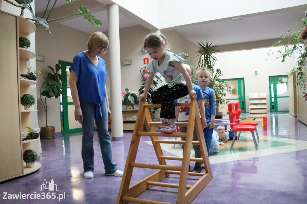 Fotorelacja: NIEBIESKIE IGRZYSKA w Przedszkolu Integracyjnym nr 3 w Zawierciu