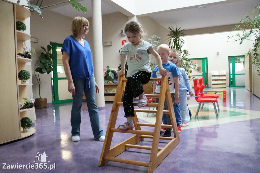 Fotorelacja: NIEBIESKIE IGRZYSKA w Przedszkolu Integracyjnym nr 3 w Zawierciu