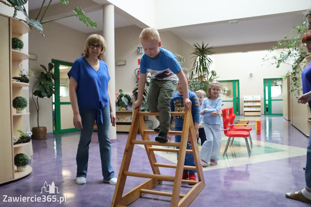 Fotorelacja: NIEBIESKIE IGRZYSKA w Przedszkolu Integracyjnym nr 3 w Zawierciu