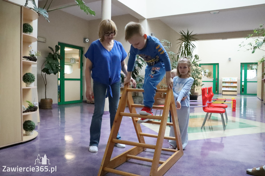 Fotorelacja: NIEBIESKIE IGRZYSKA w Przedszkolu Integracyjnym nr 3 w Zawierciu