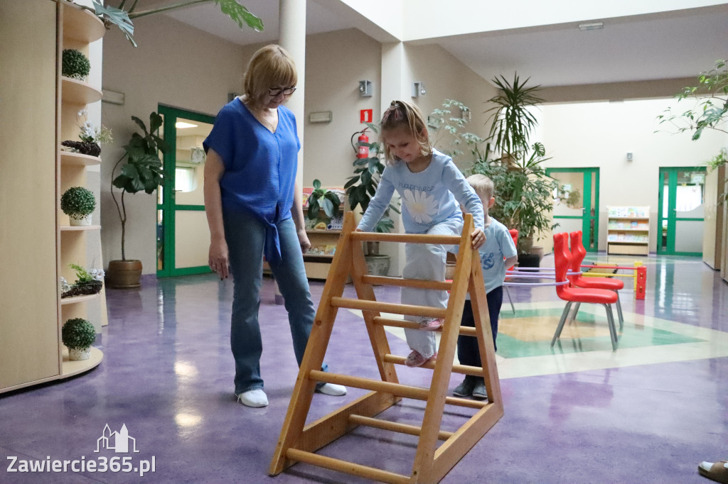 Fotorelacja: NIEBIESKIE IGRZYSKA w Przedszkolu Integracyjnym nr 3 w Zawierciu