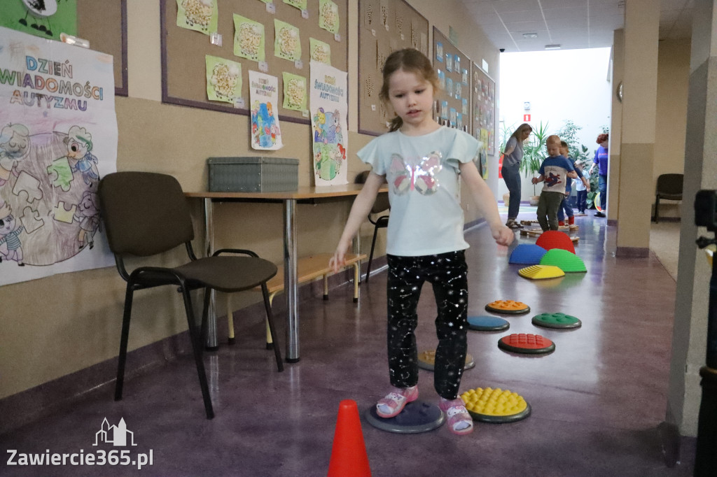 Fotorelacja: NIEBIESKIE IGRZYSKA w Przedszkolu Integracyjnym nr 3 w Zawierciu