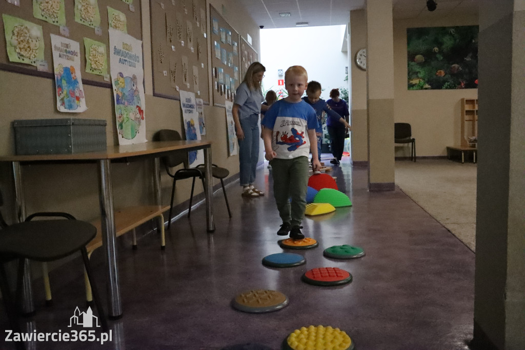 Fotorelacja: NIEBIESKIE IGRZYSKA w Przedszkolu Integracyjnym nr 3 w Zawierciu