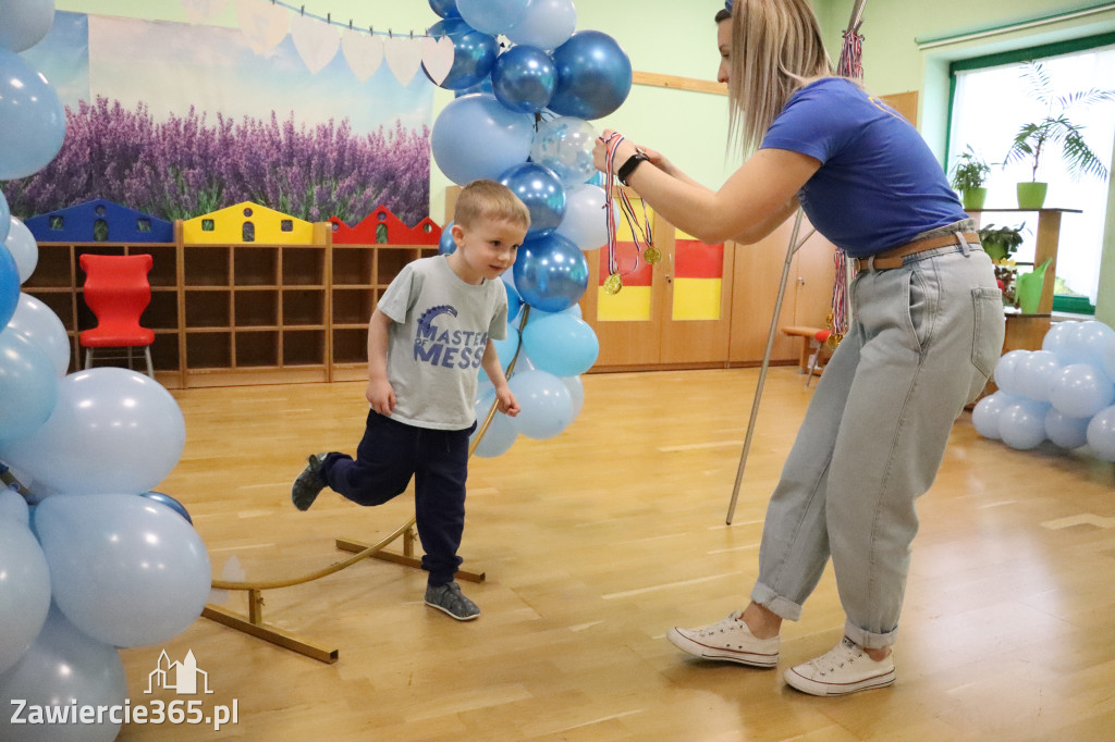 Fotorelacja: NIEBIESKIE IGRZYSKA w Przedszkolu Integracyjnym nr 3 w Zawierciu