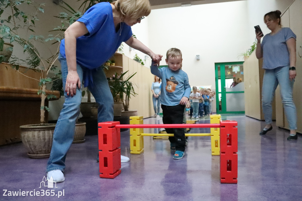 Fotorelacja: NIEBIESKIE IGRZYSKA w Przedszkolu Integracyjnym nr 3 w Zawierciu
