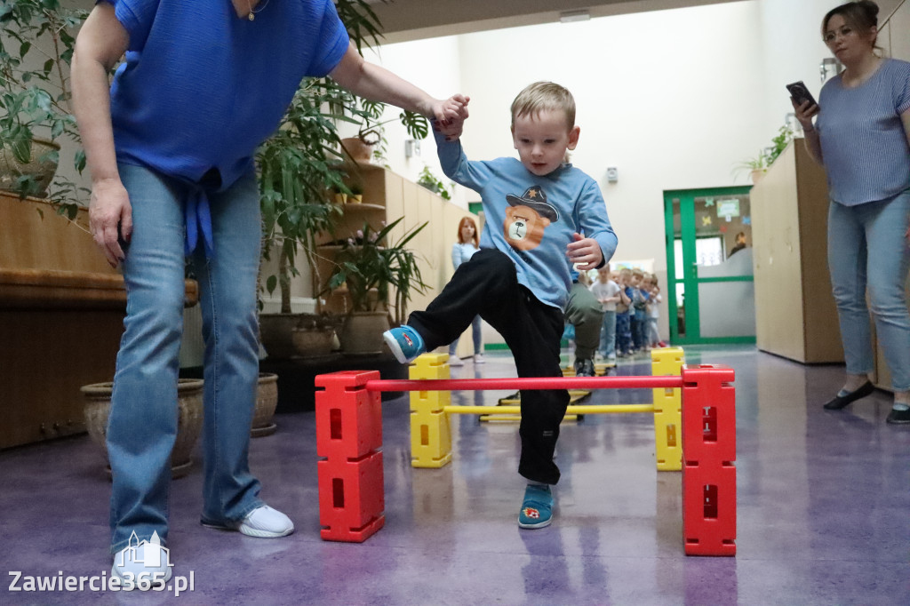 Fotorelacja: NIEBIESKIE IGRZYSKA w Przedszkolu Integracyjnym nr 3 w Zawierciu