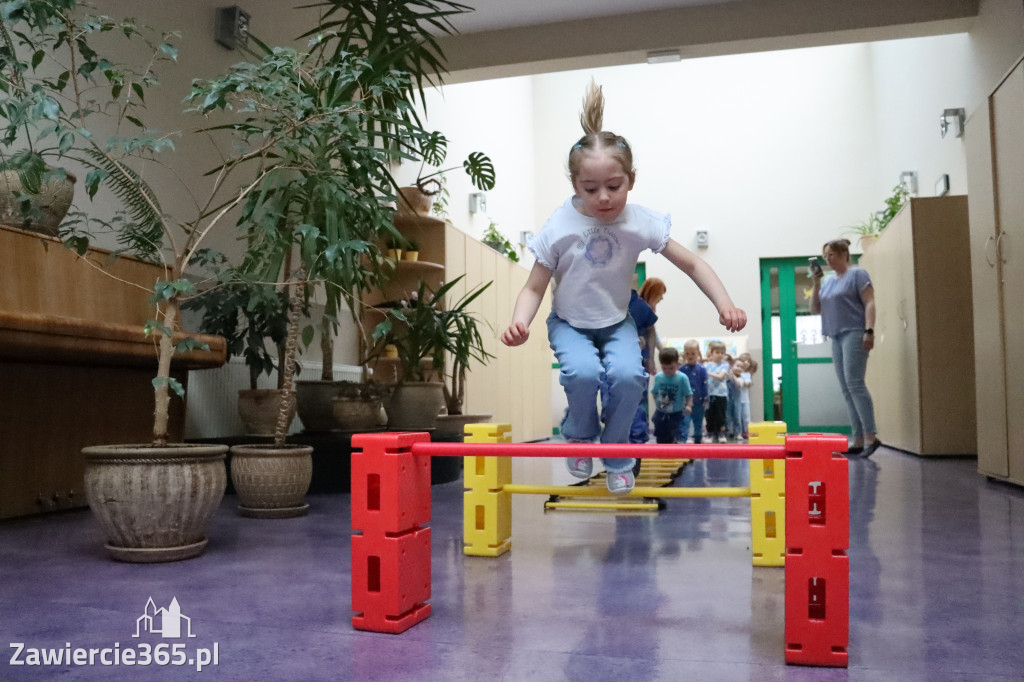 Fotorelacja: NIEBIESKIE IGRZYSKA w Przedszkolu Integracyjnym nr 3 w Zawierciu