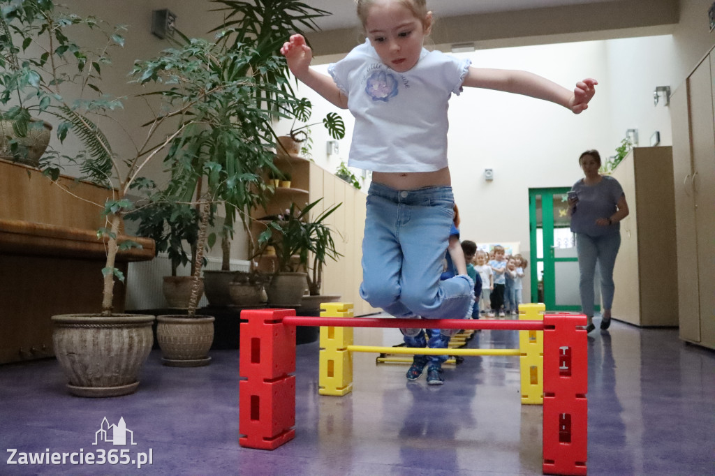 Fotorelacja: NIEBIESKIE IGRZYSKA w Przedszkolu Integracyjnym nr 3 w Zawierciu
