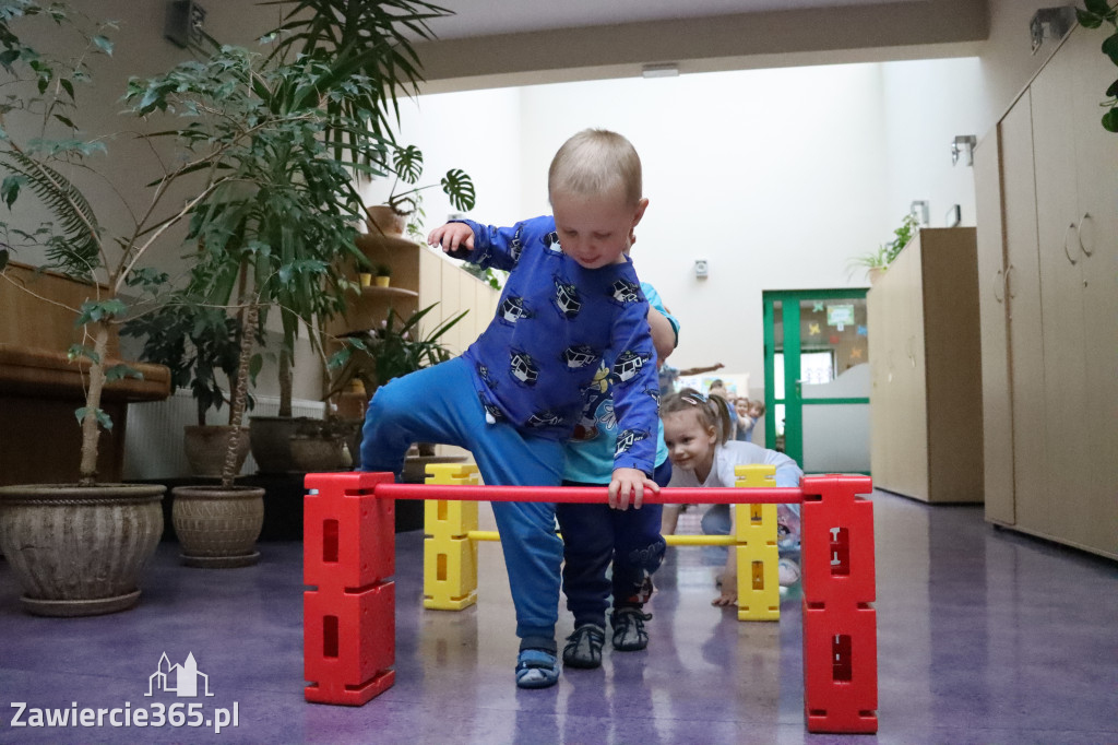 Fotorelacja: NIEBIESKIE IGRZYSKA w Przedszkolu Integracyjnym nr 3 w Zawierciu