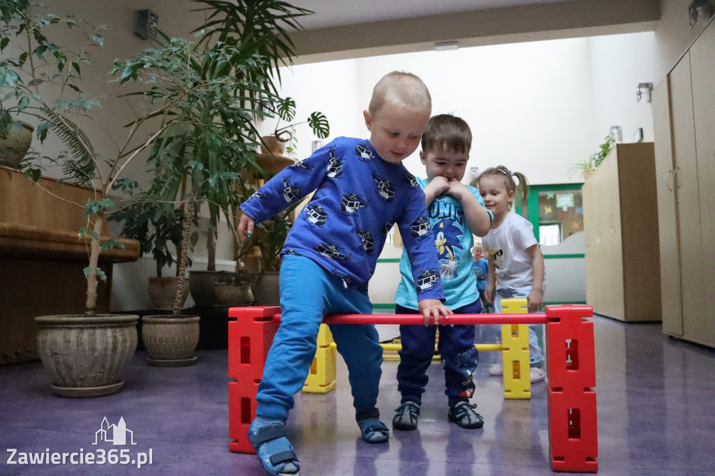 Fotorelacja: NIEBIESKIE IGRZYSKA w Przedszkolu Integracyjnym nr 3 w Zawierciu