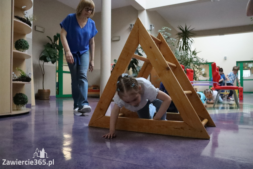 Fotorelacja: NIEBIESKIE IGRZYSKA w Przedszkolu Integracyjnym nr 3 w Zawierciu