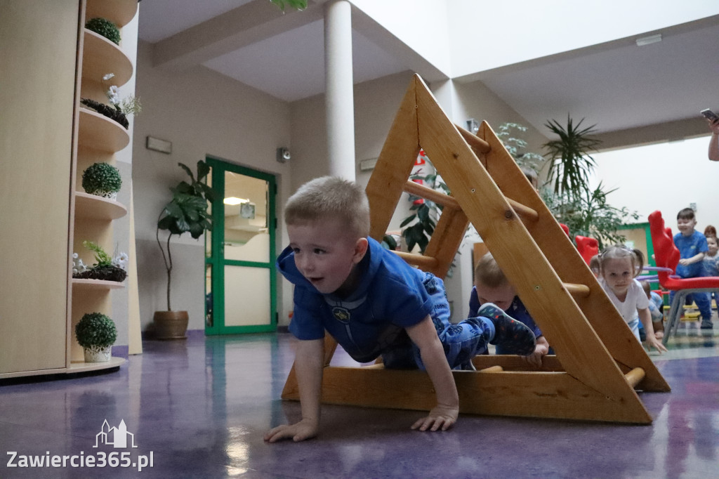 Fotorelacja: NIEBIESKIE IGRZYSKA w Przedszkolu Integracyjnym nr 3 w Zawierciu