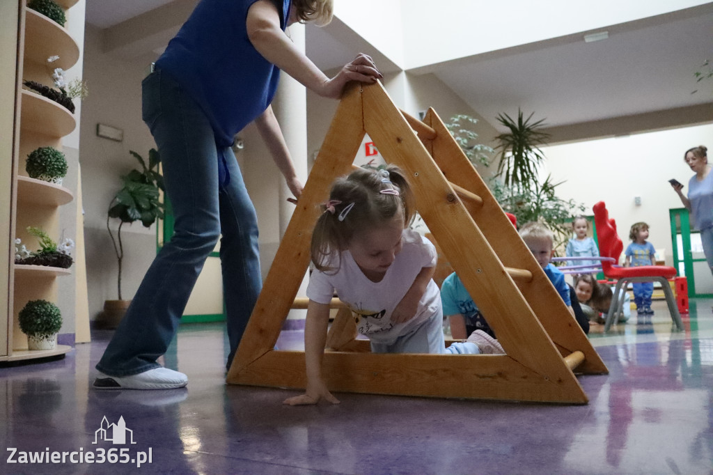 Fotorelacja: NIEBIESKIE IGRZYSKA w Przedszkolu Integracyjnym nr 3 w Zawierciu
