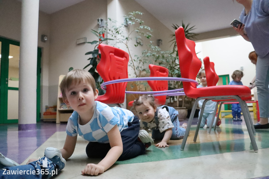 Fotorelacja: NIEBIESKIE IGRZYSKA w Przedszkolu Integracyjnym nr 3 w Zawierciu