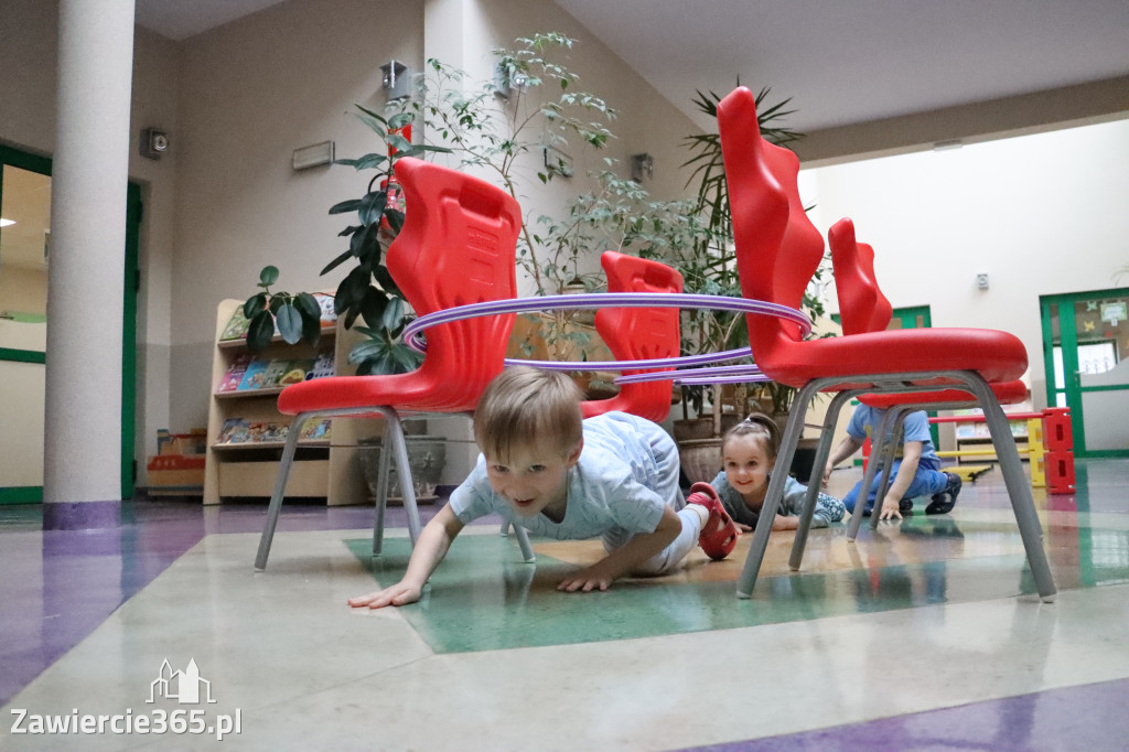 Fotorelacja: NIEBIESKIE IGRZYSKA w Przedszkolu Integracyjnym nr 3 w Zawierciu