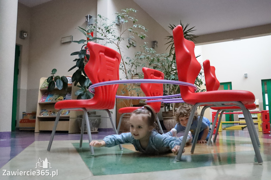 Fotorelacja: NIEBIESKIE IGRZYSKA w Przedszkolu Integracyjnym nr 3 w Zawierciu