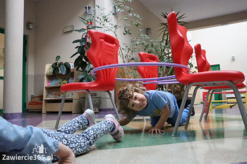 Fotorelacja: NIEBIESKIE IGRZYSKA w Przedszkolu Integracyjnym nr 3 w Zawierciu