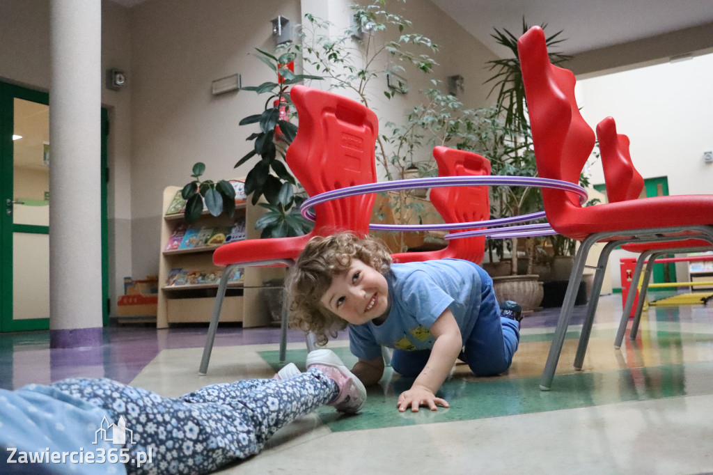 Fotorelacja: NIEBIESKIE IGRZYSKA w Przedszkolu Integracyjnym nr 3 w Zawierciu