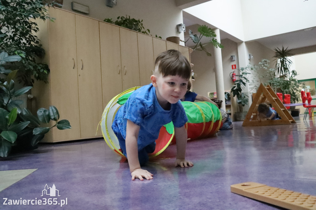 Fotorelacja: NIEBIESKIE IGRZYSKA w Przedszkolu Integracyjnym nr 3 w Zawierciu