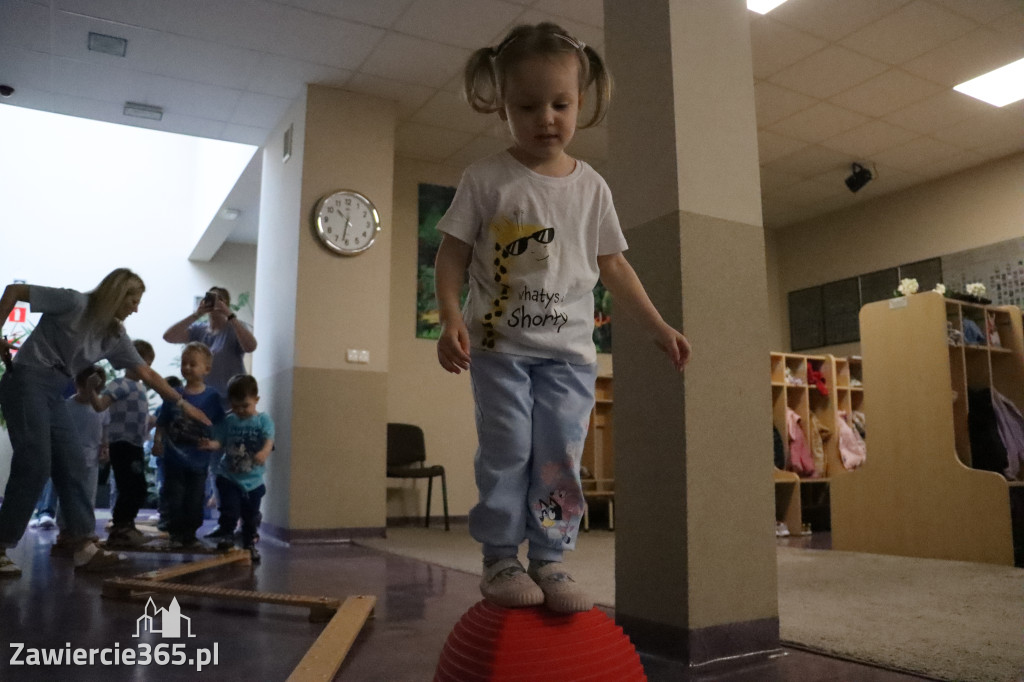 Fotorelacja: NIEBIESKIE IGRZYSKA w Przedszkolu Integracyjnym nr 3 w Zawierciu