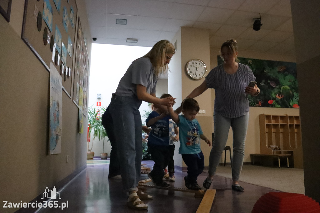 Fotorelacja: NIEBIESKIE IGRZYSKA w Przedszkolu Integracyjnym nr 3 w Zawierciu
