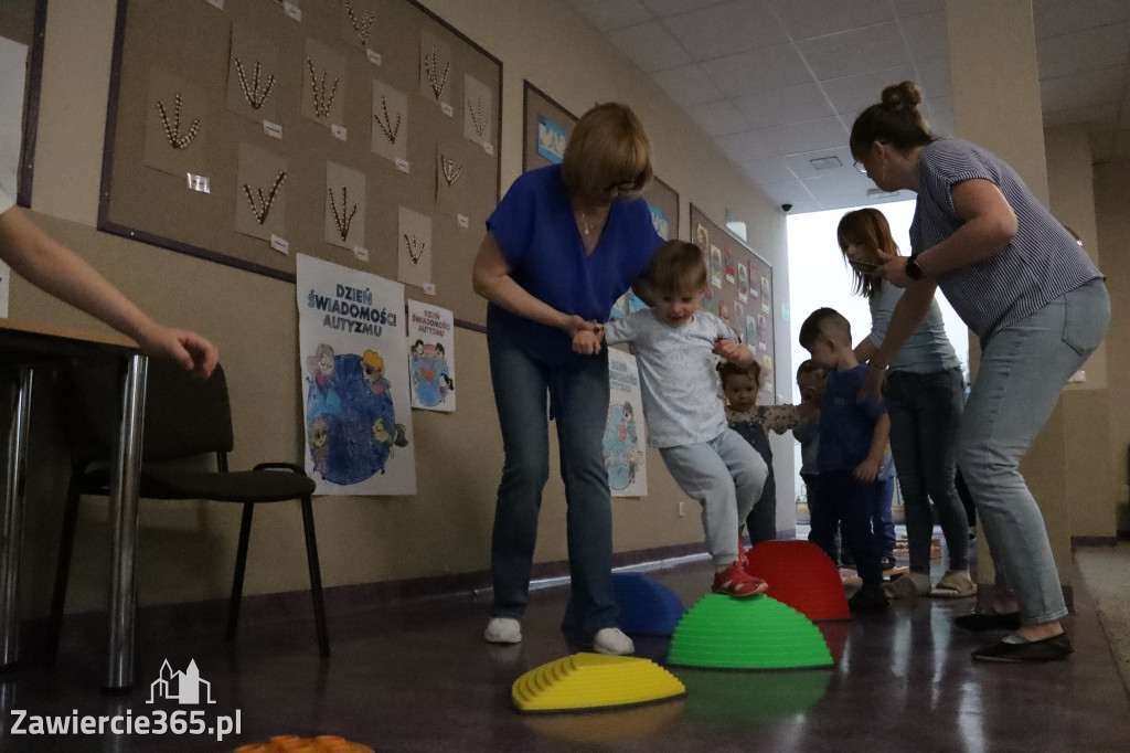 Fotorelacja: NIEBIESKIE IGRZYSKA w Przedszkolu Integracyjnym nr 3 w Zawierciu