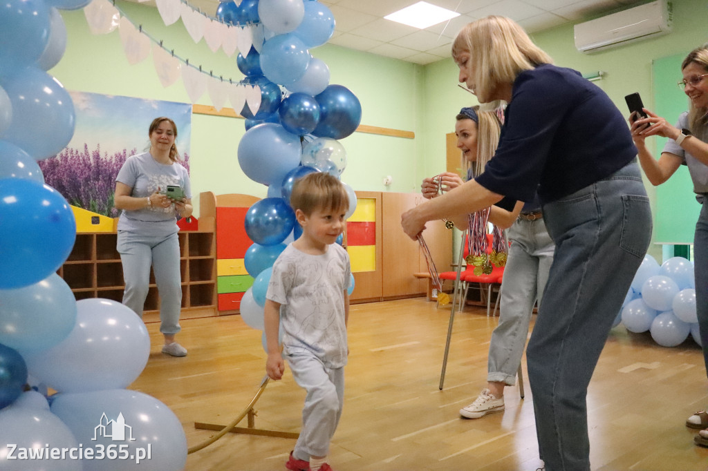 Fotorelacja: NIEBIESKIE IGRZYSKA w Przedszkolu Integracyjnym nr 3 w Zawierciu