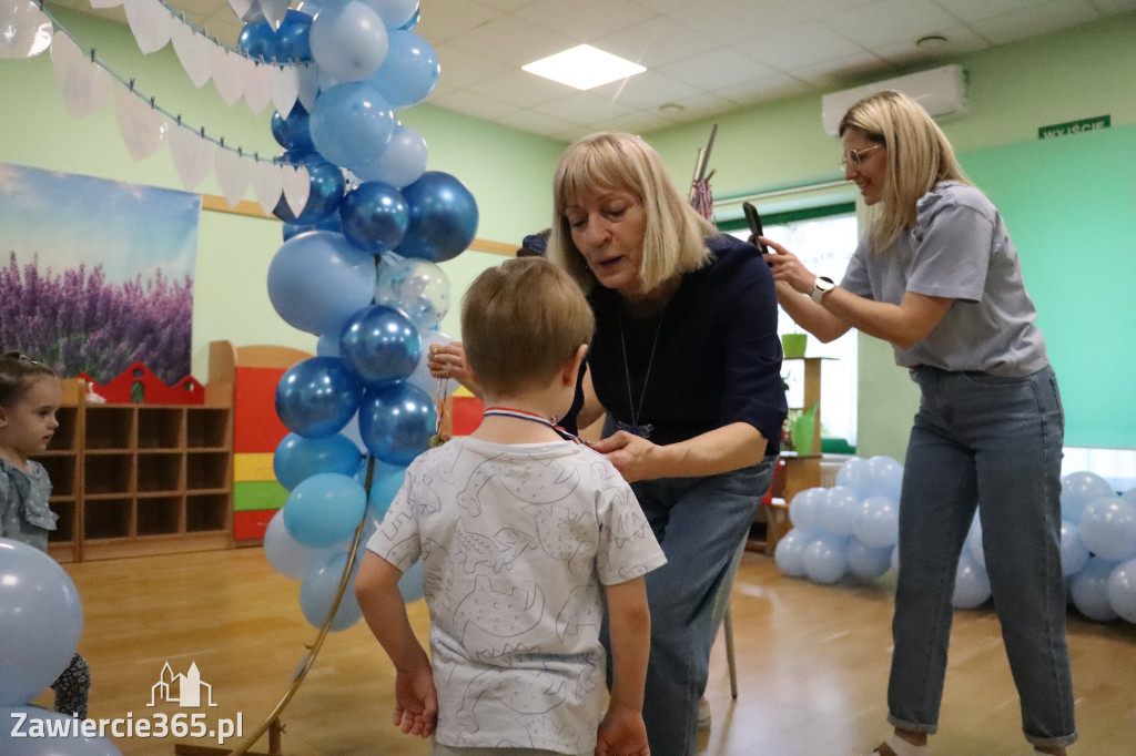 Fotorelacja: NIEBIESKIE IGRZYSKA w Przedszkolu Integracyjnym nr 3 w Zawierciu