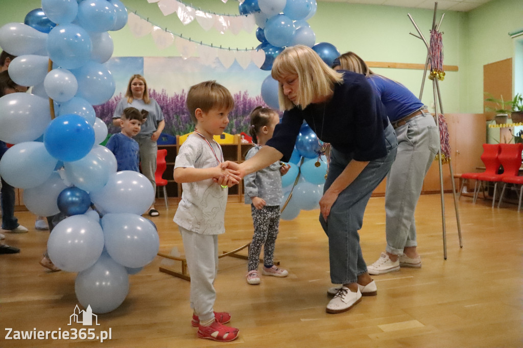 Fotorelacja: NIEBIESKIE IGRZYSKA w Przedszkolu Integracyjnym nr 3 w Zawierciu