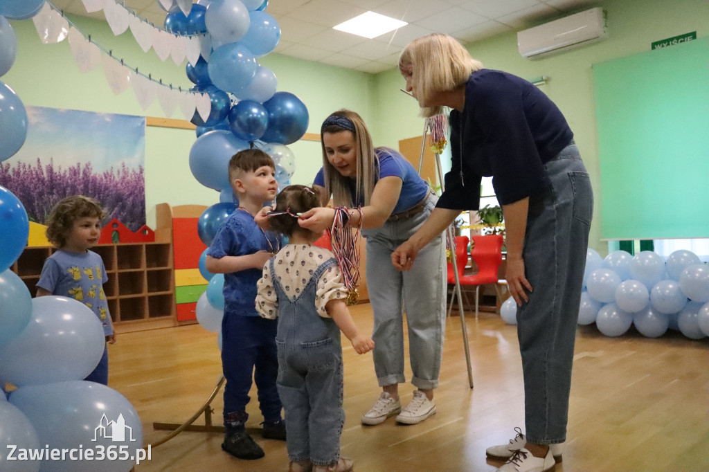 Fotorelacja: NIEBIESKIE IGRZYSKA w Przedszkolu Integracyjnym nr 3 w Zawierciu