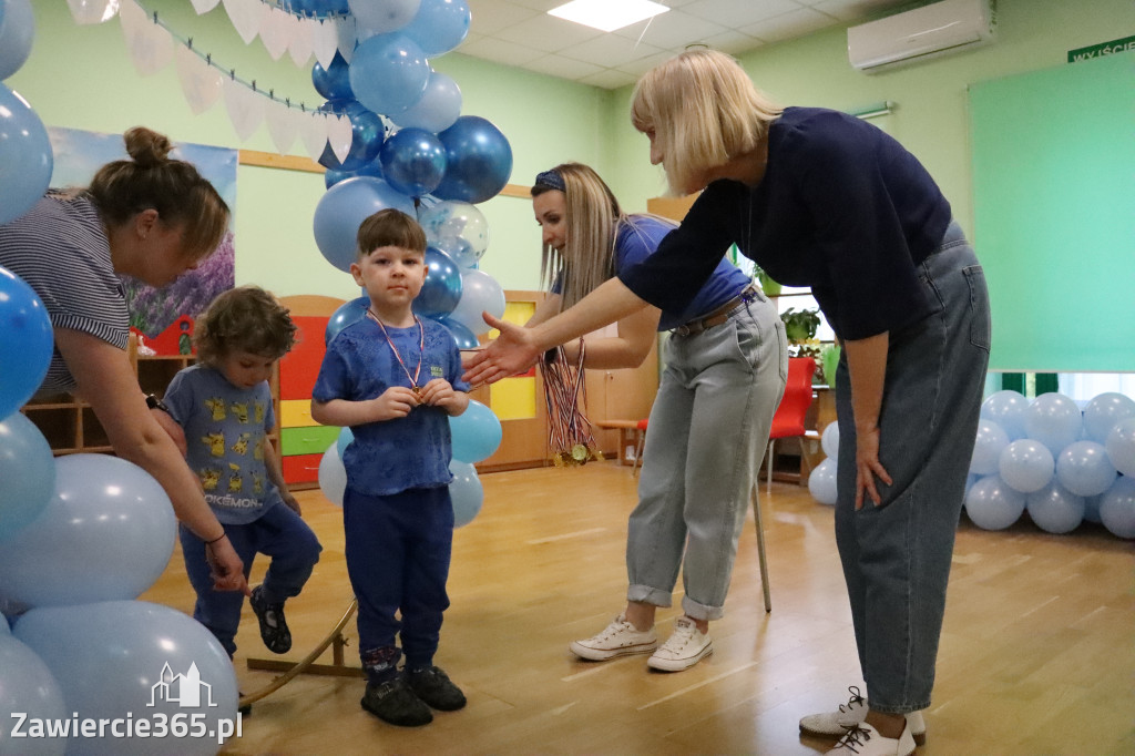 Fotorelacja: NIEBIESKIE IGRZYSKA w Przedszkolu Integracyjnym nr 3 w Zawierciu