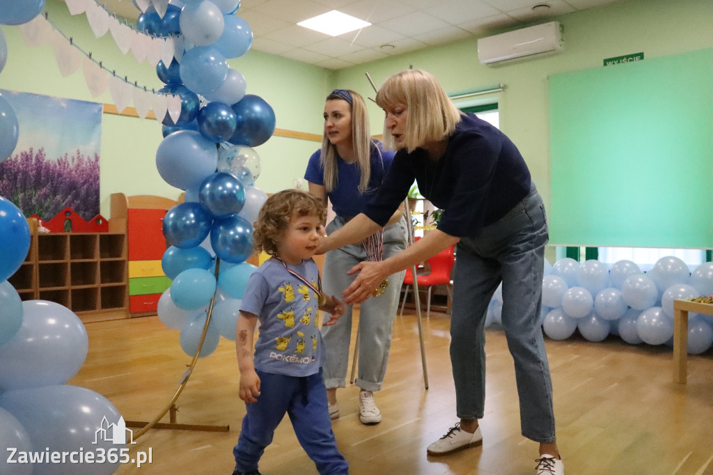 Fotorelacja: NIEBIESKIE IGRZYSKA w Przedszkolu Integracyjnym nr 3 w Zawierciu