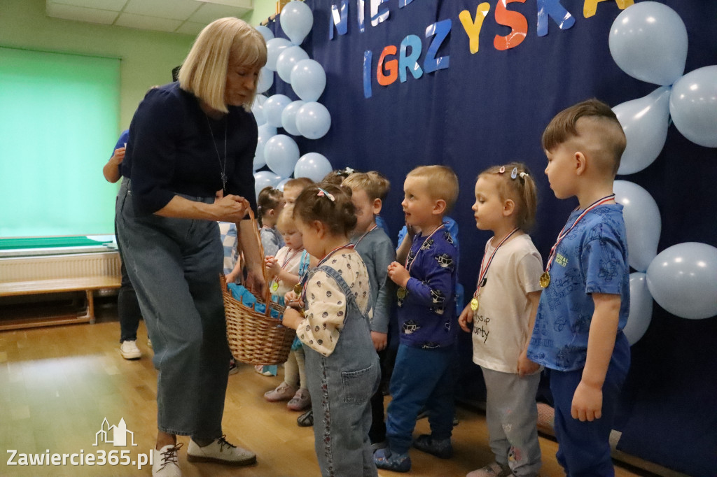 Fotorelacja: NIEBIESKIE IGRZYSKA w Przedszkolu Integracyjnym nr 3 w Zawierciu