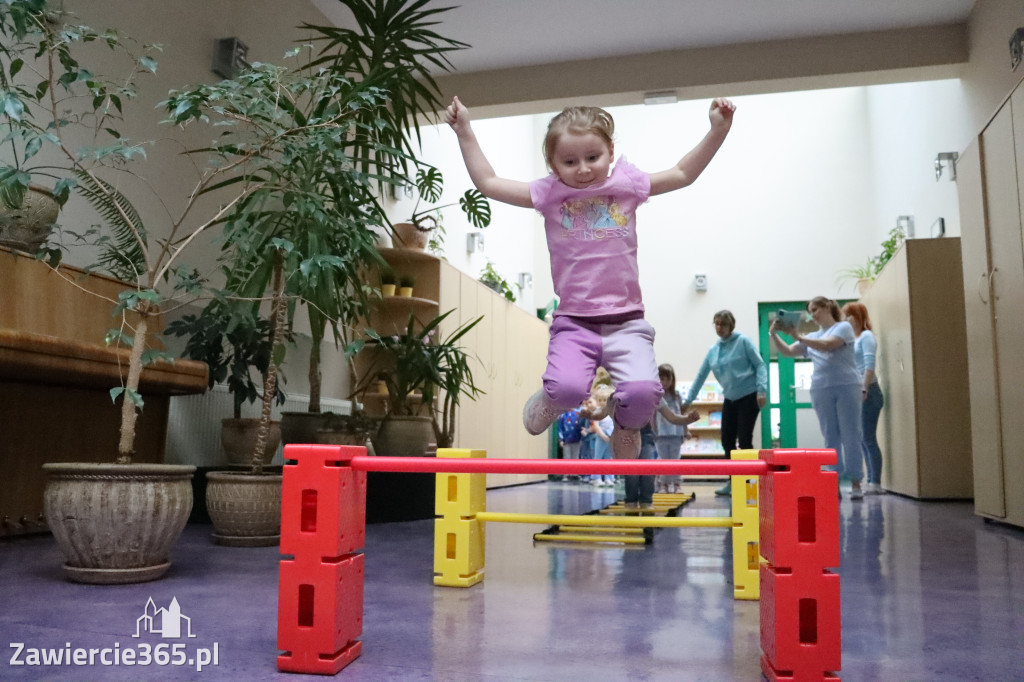 Fotorelacja: NIEBIESKIE IGRZYSKA w Przedszkolu Integracyjnym nr 3 w Zawierciu