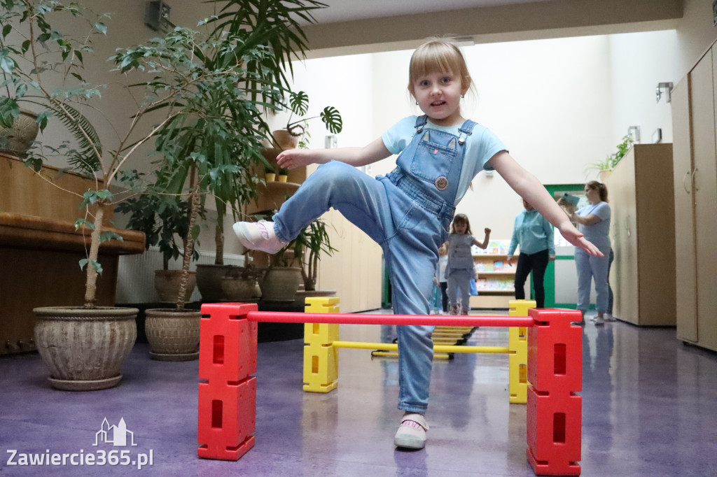 Fotorelacja: NIEBIESKIE IGRZYSKA w Przedszkolu Integracyjnym nr 3 w Zawierciu