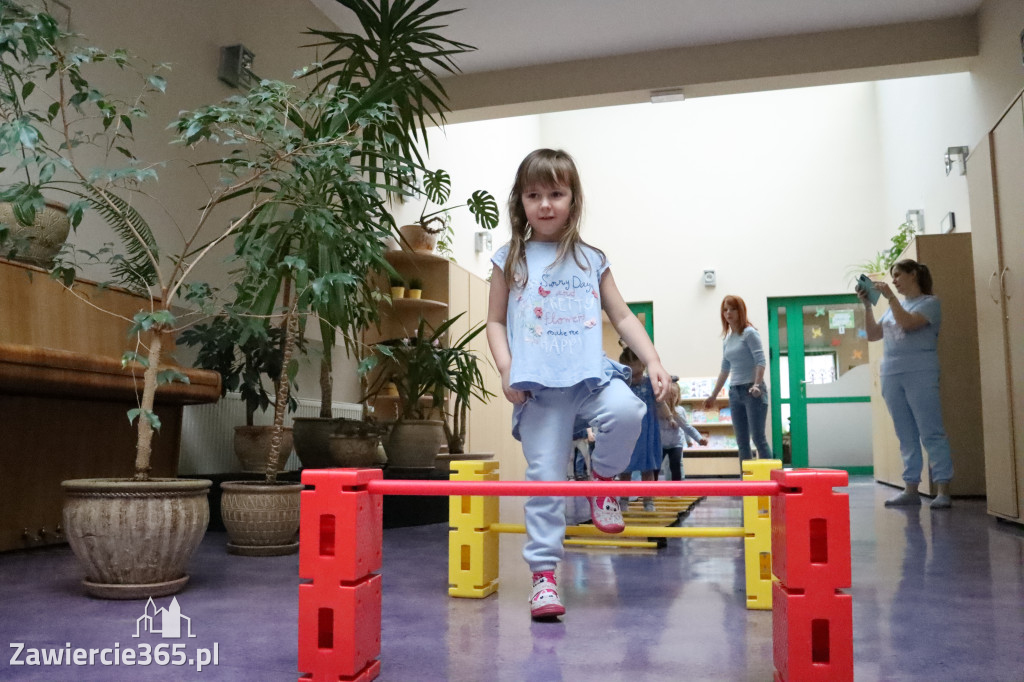 Fotorelacja: NIEBIESKIE IGRZYSKA w Przedszkolu Integracyjnym nr 3 w Zawierciu