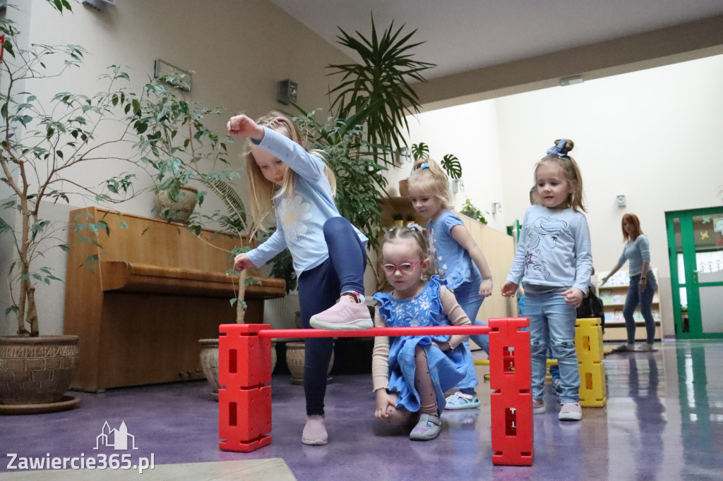 Fotorelacja: NIEBIESKIE IGRZYSKA w Przedszkolu Integracyjnym nr 3 w Zawierciu