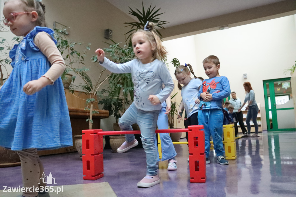 Fotorelacja: NIEBIESKIE IGRZYSKA w Przedszkolu Integracyjnym nr 3 w Zawierciu